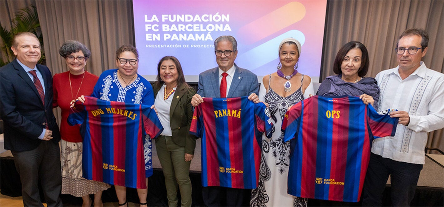 Fotografía grupal de autoridades participantes en la presentación de los proyectos de la Fundación FC Barcelona en Panamá