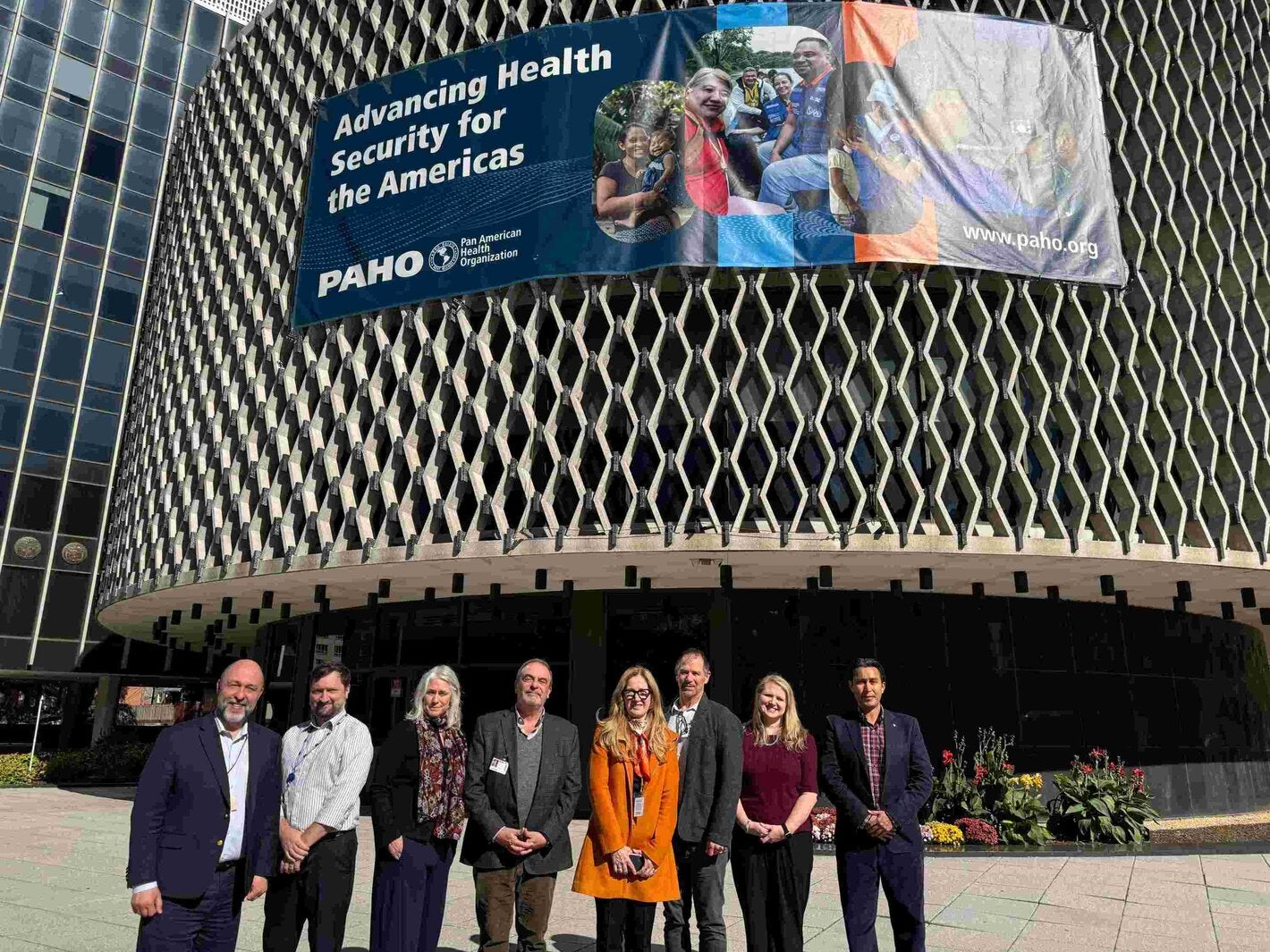 Representantes de la OPS y Project ECHO posan frente a la sede de la OPS en Washington, D.C., durante una reunión para fortalecer la capacitación digital en emergencias de salud.