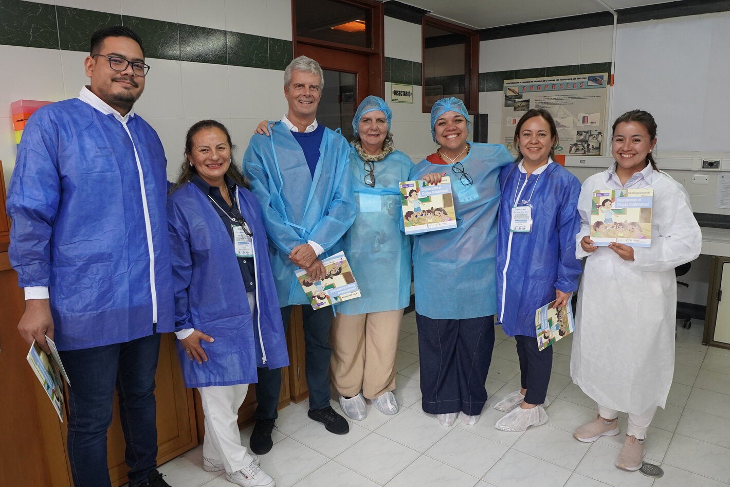 personas con uniforme sanitario
