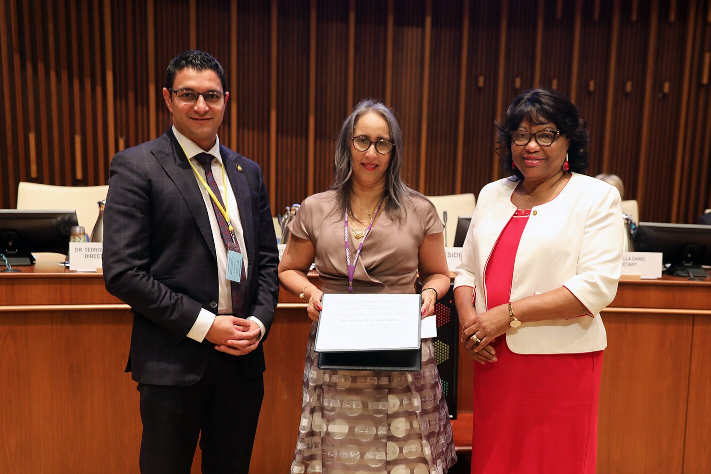  Dr. Reina Roa Rodriguez of Panama accepts her award