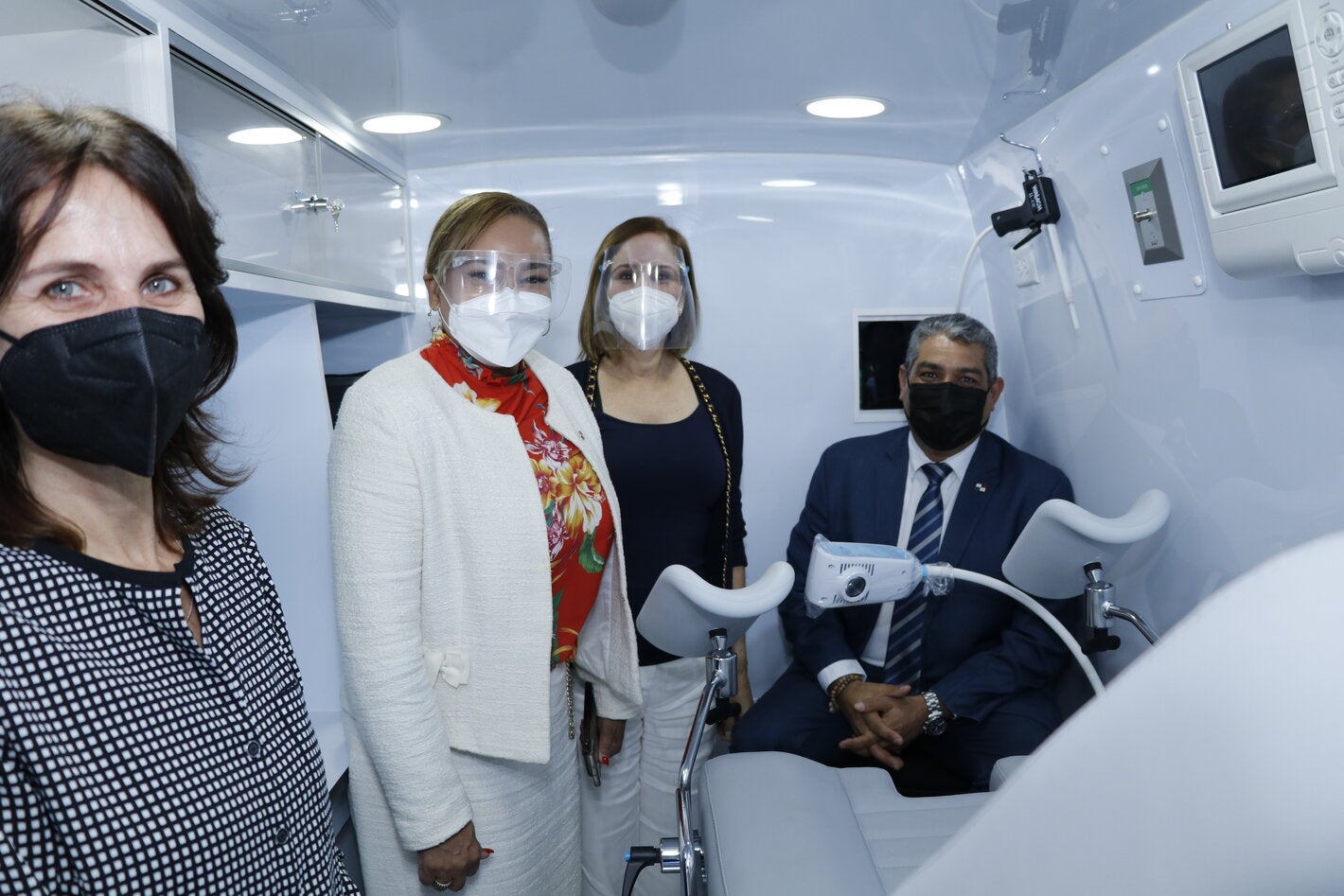 Entrega de unidades clínicas móviles 