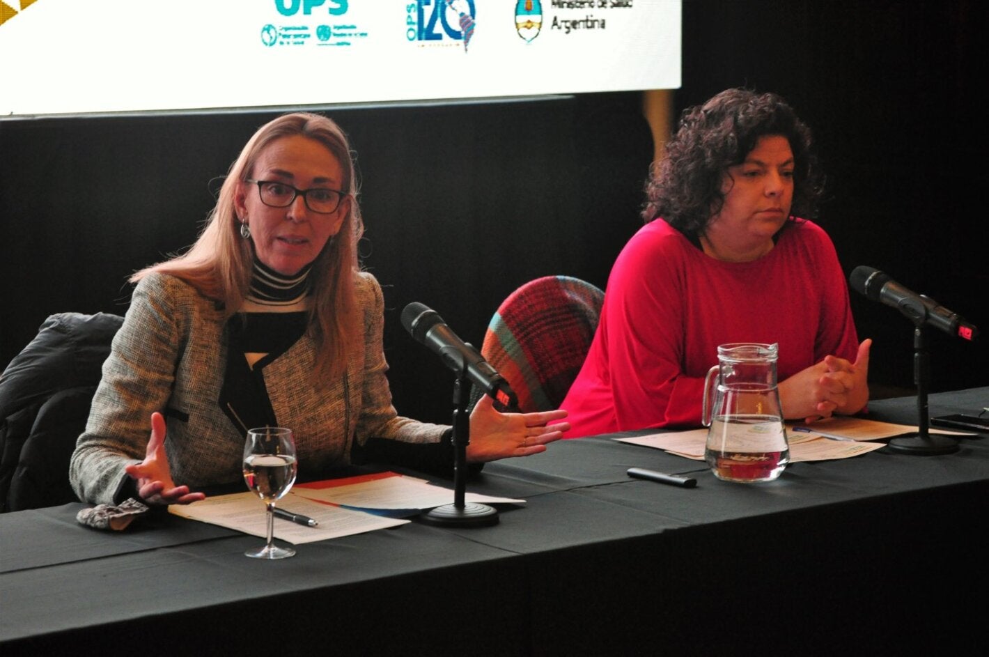La representante de OPS/OMS en Argentina, Eva Jané Llopis, junto a la ministra de Salud, Carla Vizzotti, durante la apertura del Encuentro