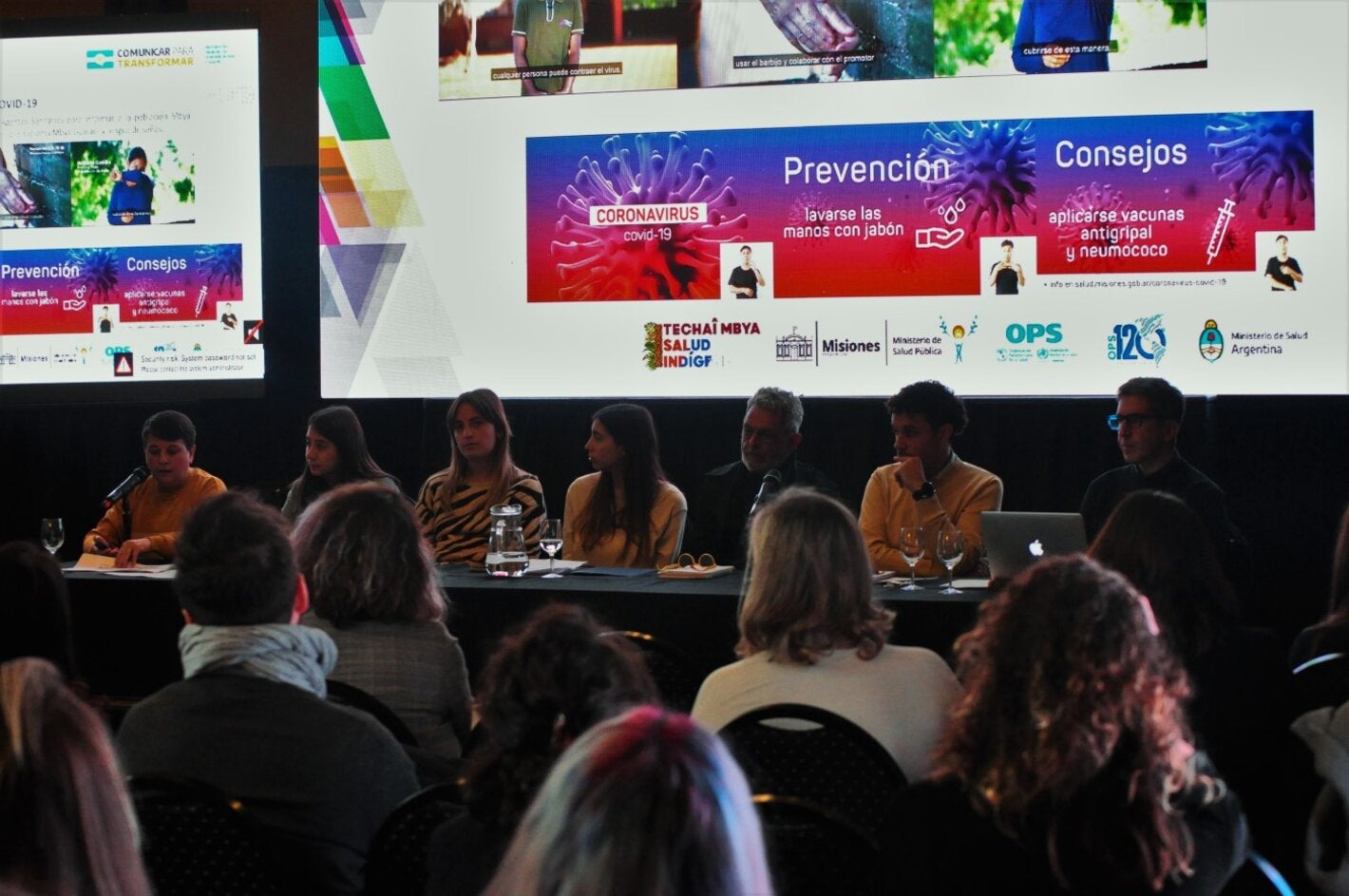 Referentes de comunicación de distintas provincias durante la puesta en común de experiencias innovadoras de comunicación 