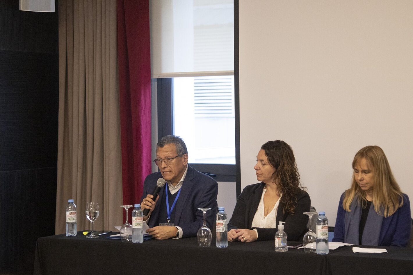 El asesor  en vigilancia y prevención de enfermedades de OPS en Argentina, Wilmer Marquiño, durante su presentación en el encuentro. Foto: gentileza Ministerio de Salud