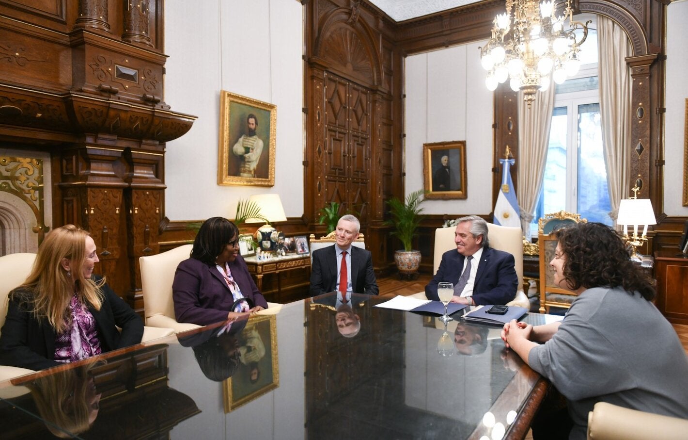 La Directora de a OPS, Carissa F. Etienne, junto a las autoridades durante la reunión.