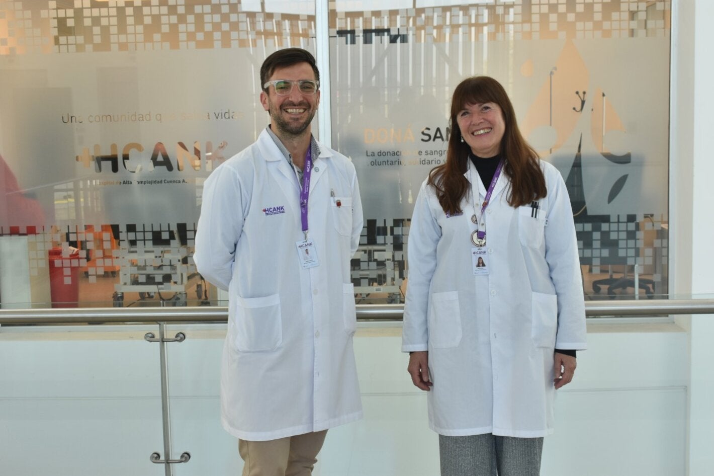 Sara Blanco y Miguel Buezas, frente a la sala de donación.