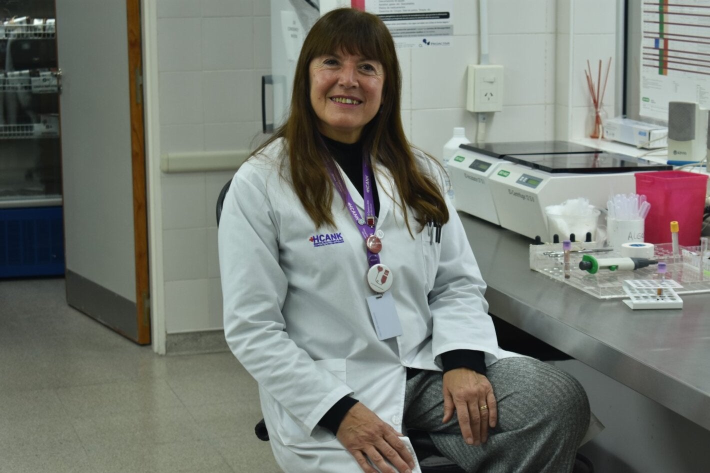 Sara Blanco, Jefa del Servicio de Medicina Transfusional del Hospital Cuenca Alta “Néstor Kirchner”, en el laboratorio del Servicio.