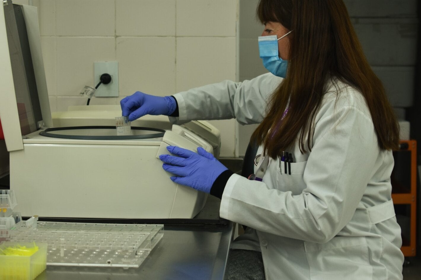 Sara Blanco, en el laboratorio del Servicio.