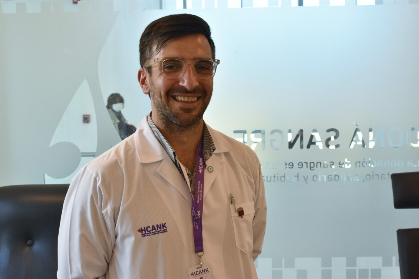 Miguel Buezas, médico del Servicio, frente a la sala de donación.