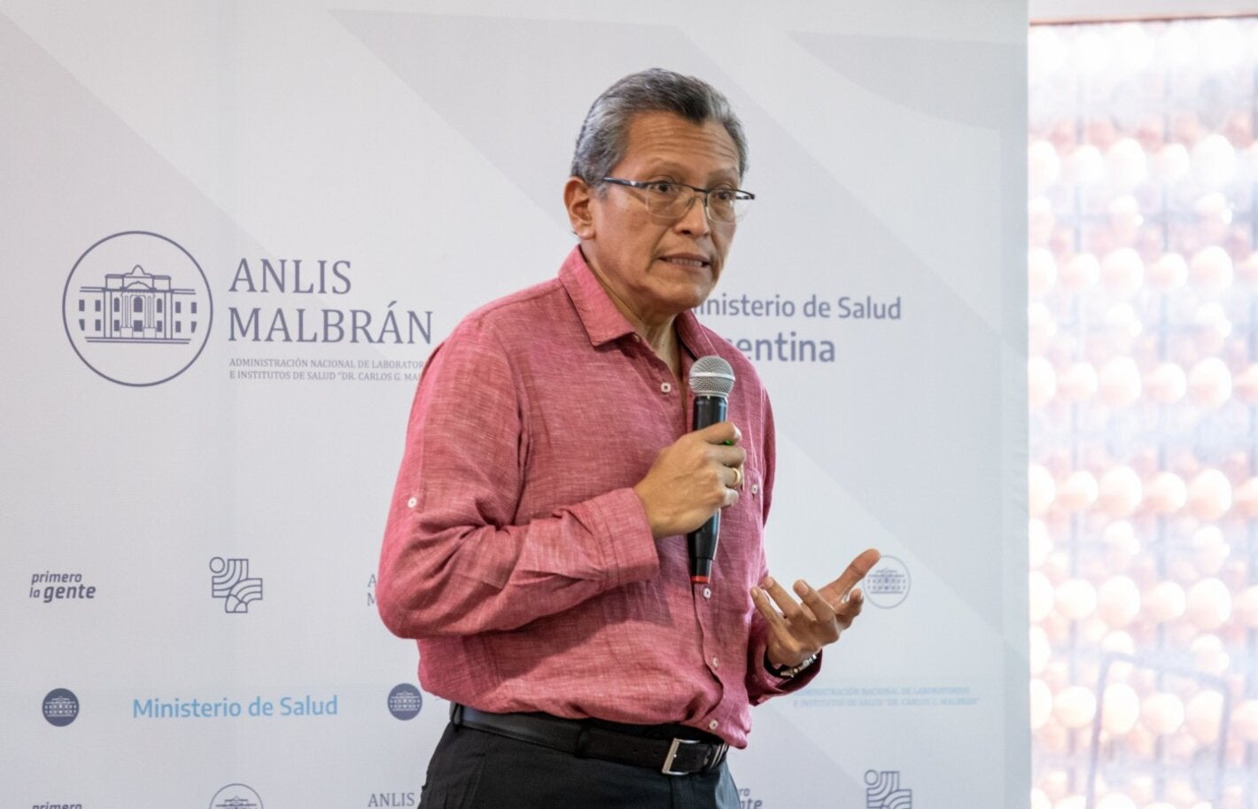 El asesor  en vigilancia y prevención de enfermedades de OPS en Argentina, Wilmer Marquiño, durante su presentación en las jornadas. Foto: gentileza ANLIS Malbrán