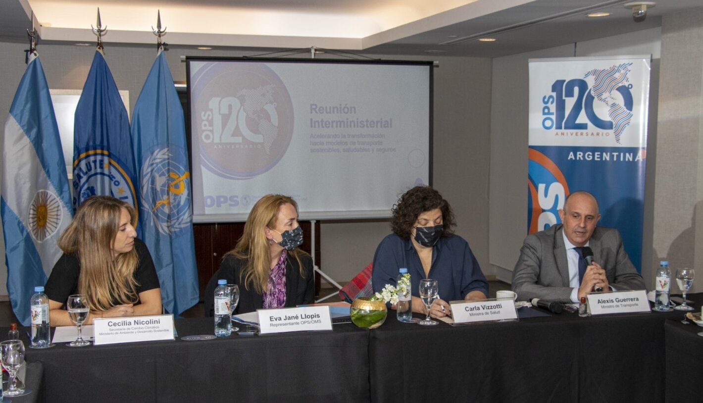 De izquierda a derecha: la Secretaria de Cambio Climático, Desarrollo Sostenible e Innovación del Ministerio de Ambiente y Desarrollo Sostenible, Cecilia Nicolini; la representante de OPS/OMS en Argentina, Eva Jané Llops; la ministra de Salud, Carla Vizzotti; y el ministro de Transporte, Alexis Guerrera, durante la reunión.