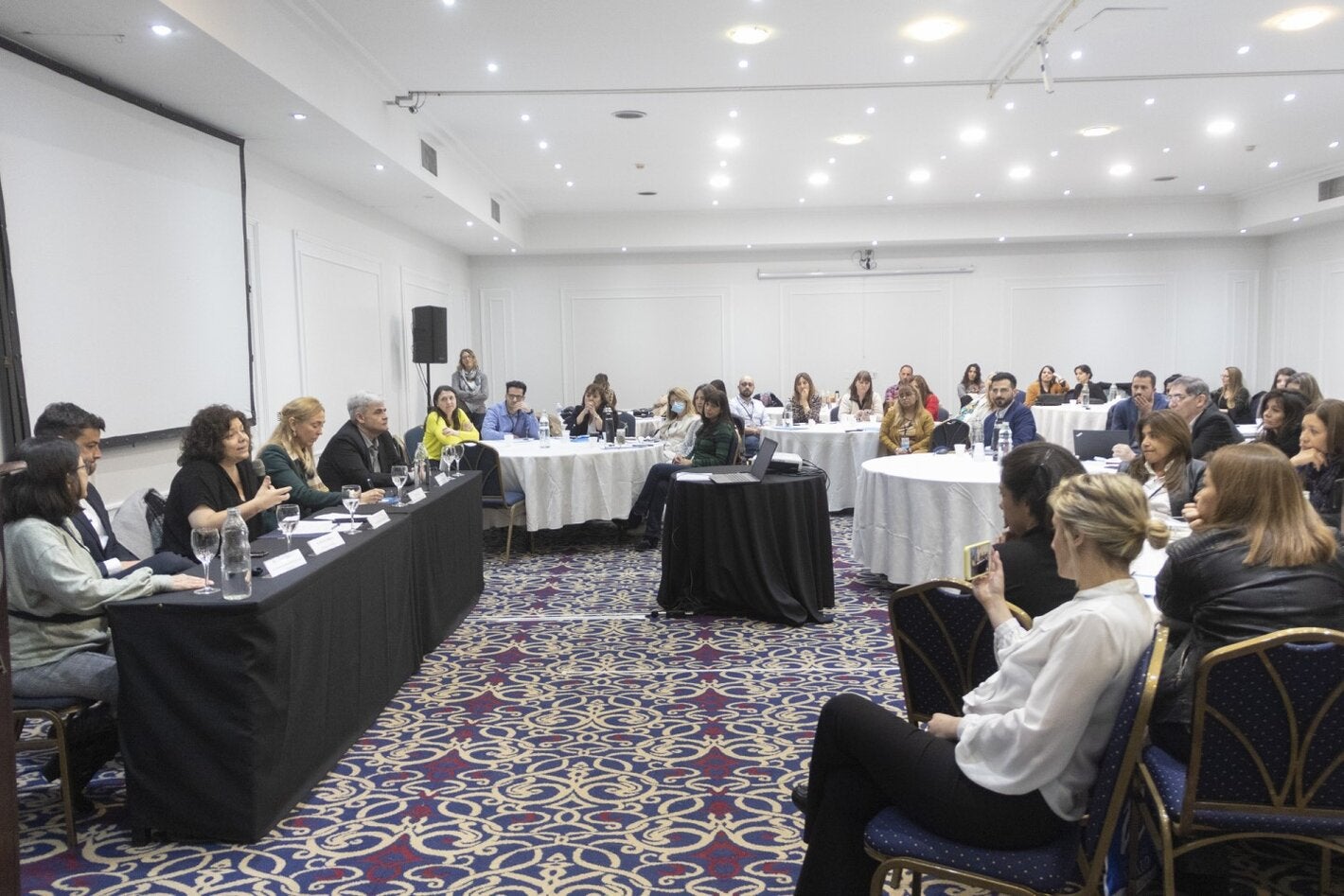 La representante de OPS/OMS en Argentina, Eva Jané Llopis, junto a la ministra de Salud, Carla Vizzotti, y el consultor de OPS/OMS en Argentina, Sebastian Laspiur, durante las jornadas