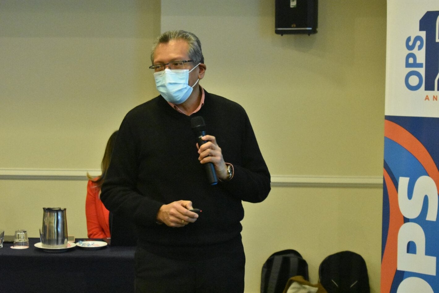 Wilmer Marquiño exponiendo durante el taller