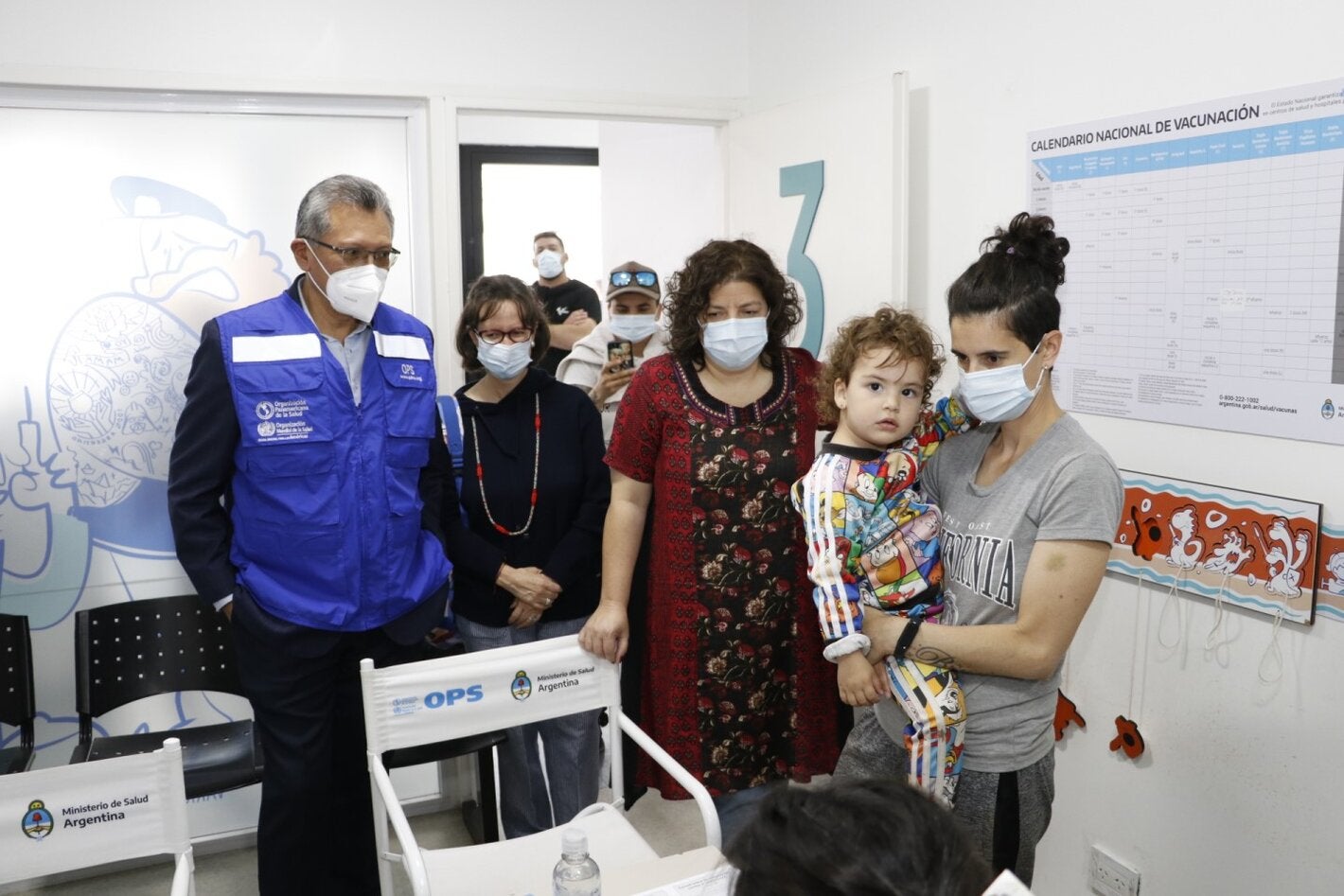 La ministra de Salud, Carla Vizzotti, junto al Asesor en Vigilancia de la Salud, Prevención y Control de Enfermedades de OPS en Argentina, Wilmer Marquiño, durante la vacunación en el lanzamiento