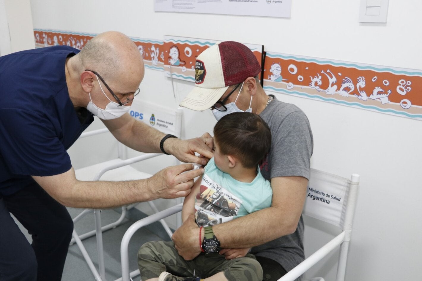 Un vacunador aplicando una vacuna a un niño durante el lanzamiento de la campaña