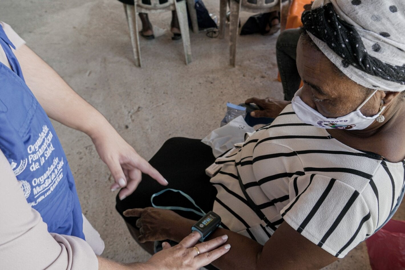 Una partera del Chocó, en el Pacífico colombiano, recibe capacitación por parte de la OPS sobre uso de herramientas biomédicas para complementar prácticas ancestrales.