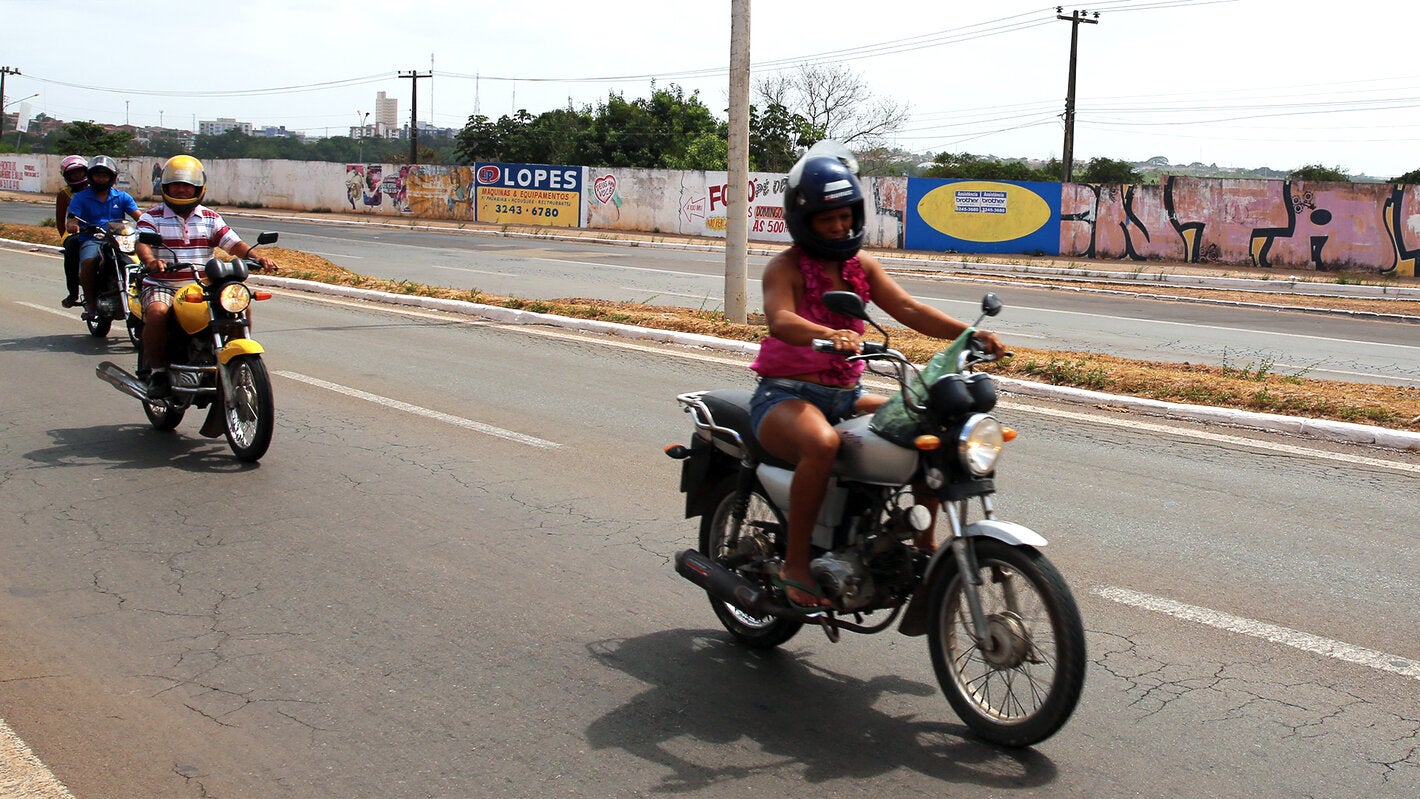 Carretera con motoristas