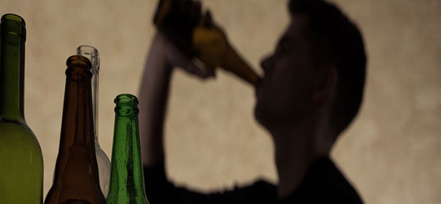 Persona tomando alcohol