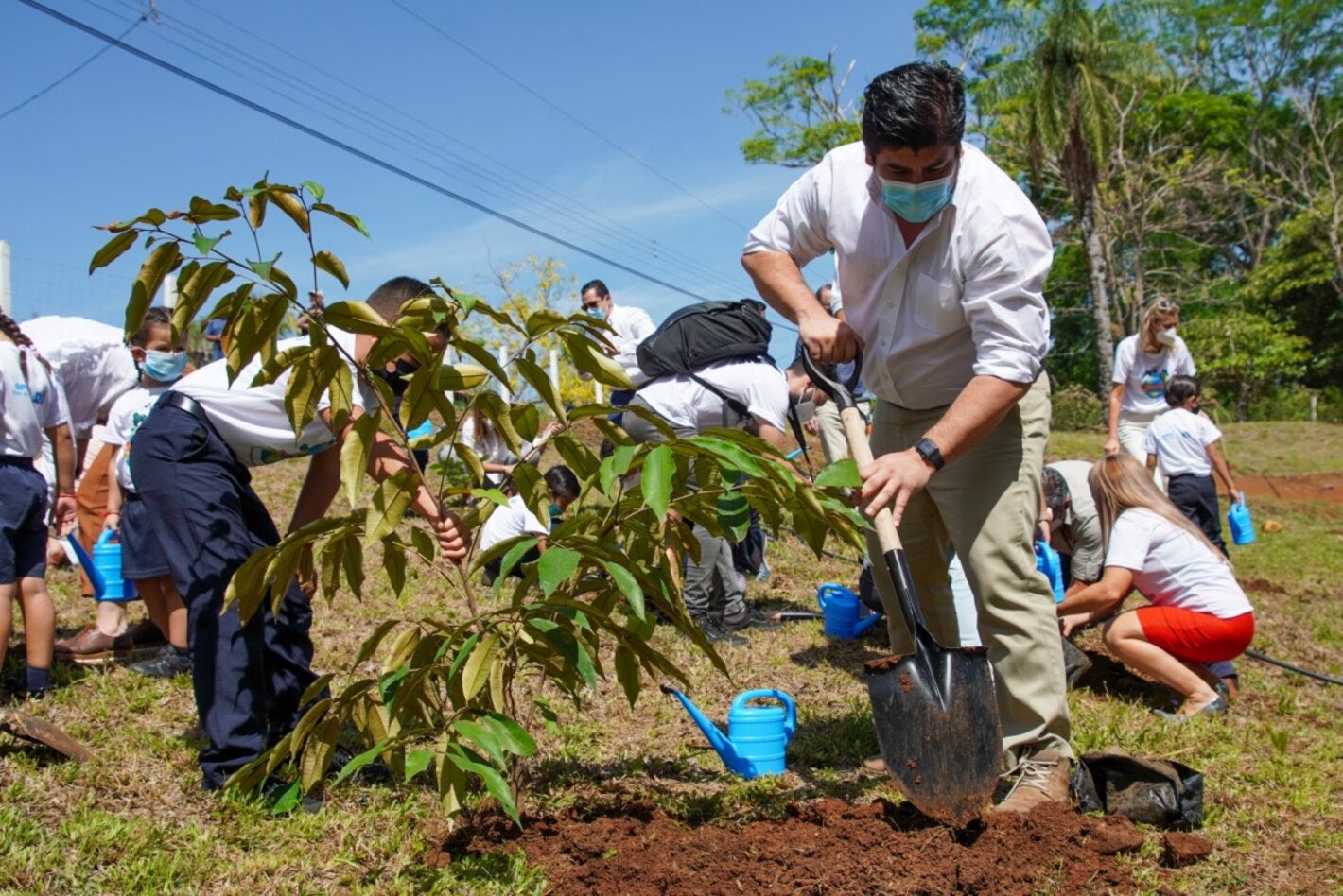 Presidente de la República, Carlos Alvarado, siembra árbol en conmemoración del Día Mundial de la Salud