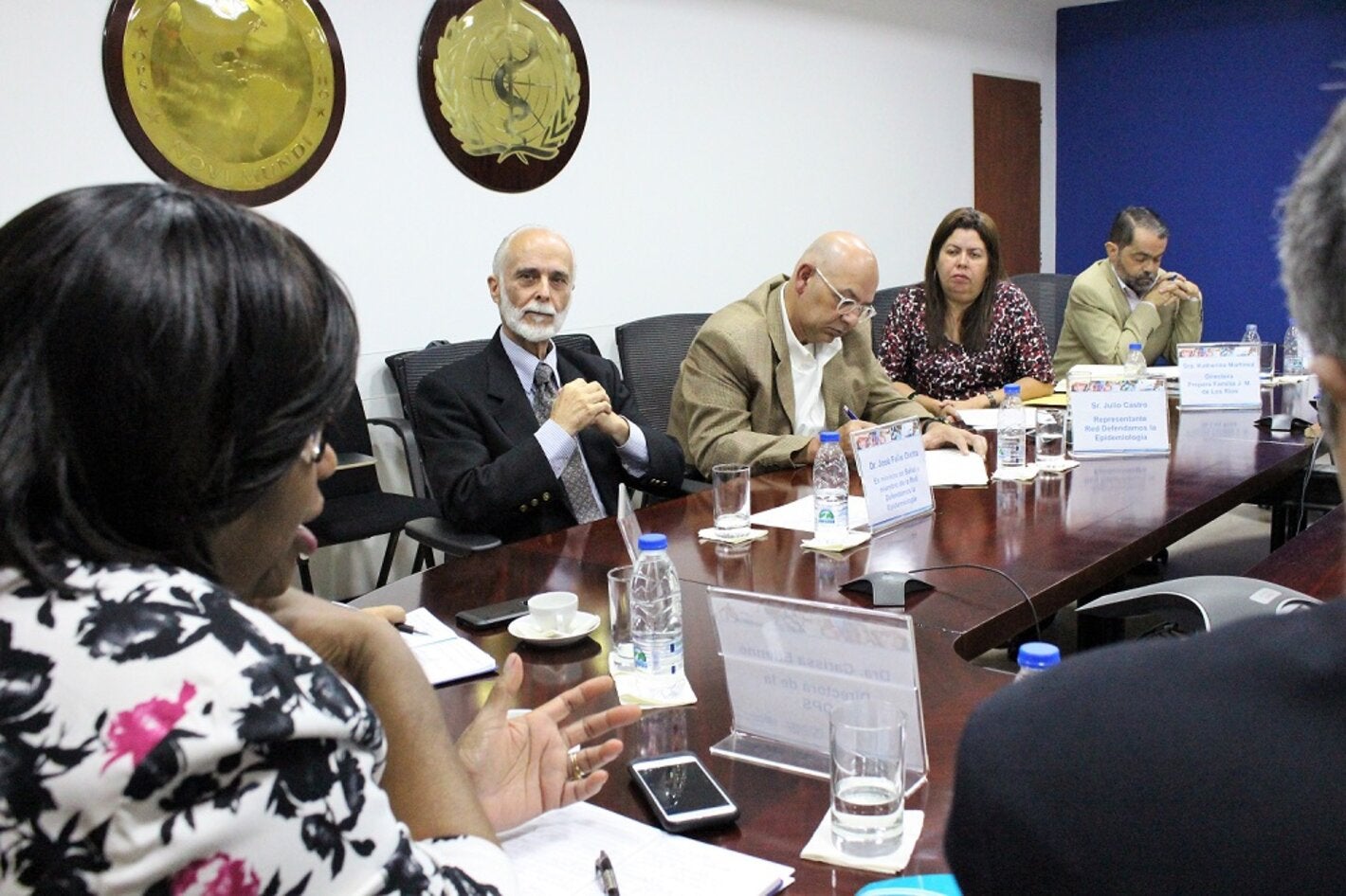 Directora con un grupo de representantes de la sociedad civil de Venezuela