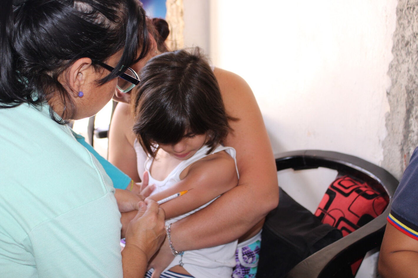 niña vacunandose