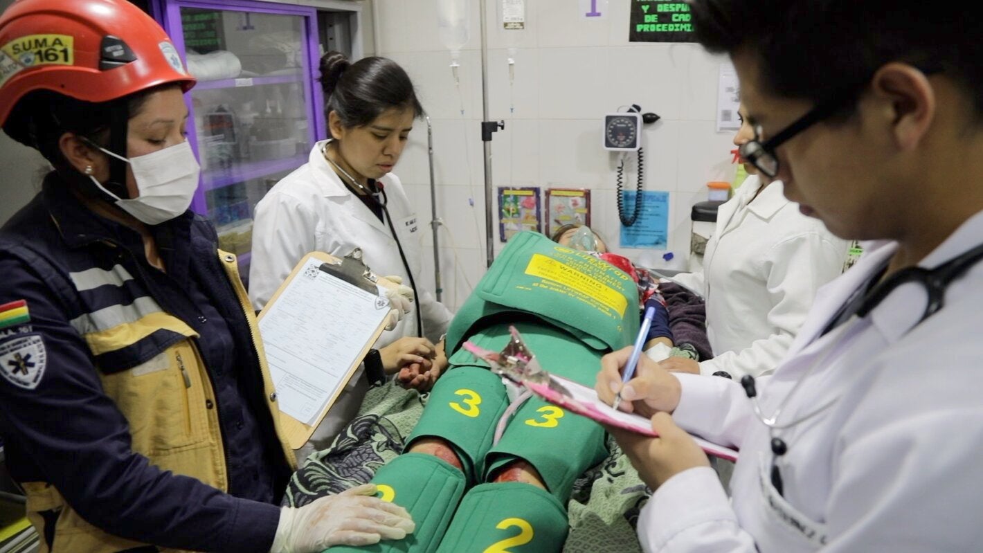 Equipo médico asistiendo paciente