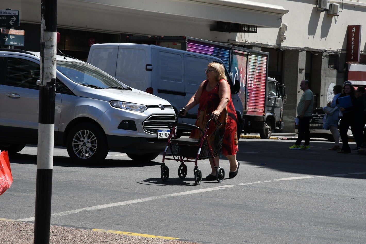 senora-calle-uruguay