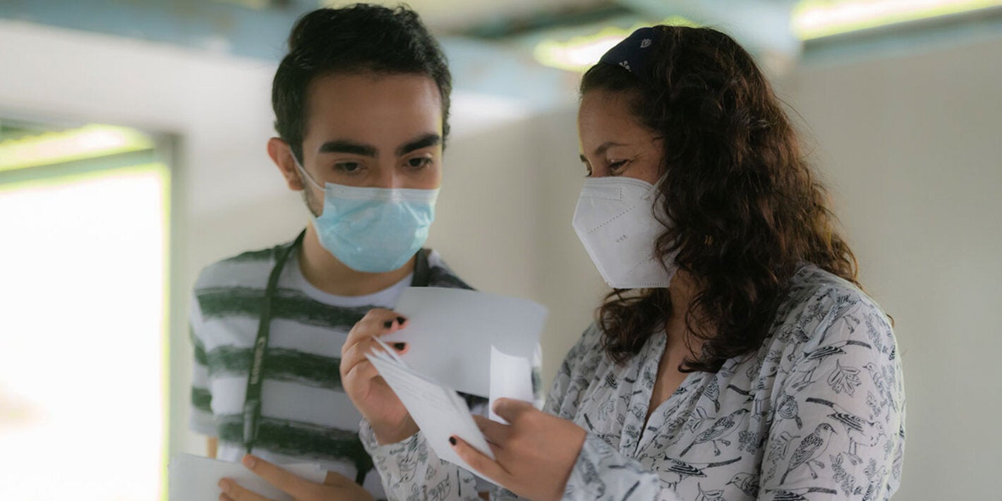 Paciente revisando prescripcion