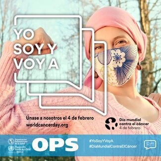 Mujer vestida de rosa con el brazo derecho levantado con el codo en ángulo recto y el puño en alto en señal de lucha. Lleva un gorro rosa y la nariz y la boca cubiertos por una mascarilla de tela