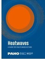 panorama con cielo y ciudad a la orilla del mar