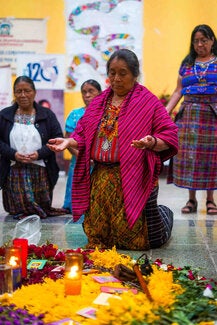 Ritual de Inicio de Reunión Fortaleciendo Vínculos: Comadronas y el Sistema de Salud en Guatemala
