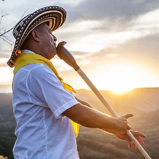 tocando un instrumento