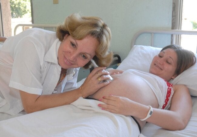 médio examina mujer embarazada