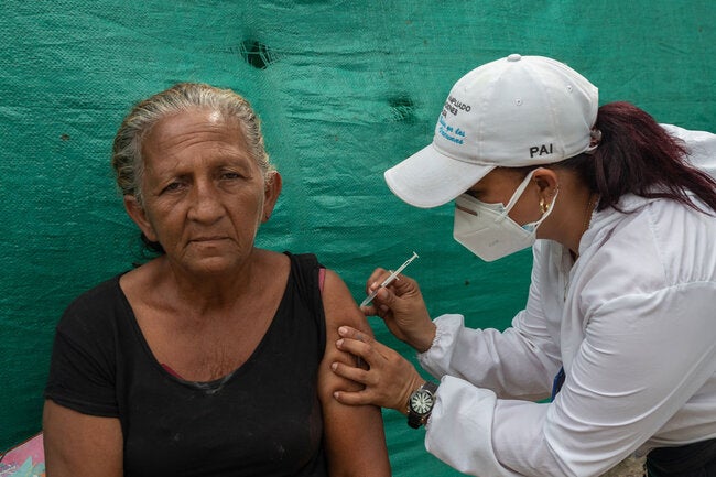vacunando a adulto mayor