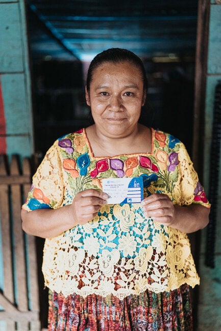 Matilde Rax Gualim con su tarjeta de vacunación contra la COVID-19