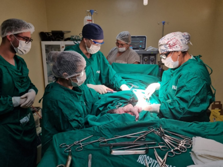 Delivery of a sciatica and surgical bed to the regional hospital of Boquerón, Paraguay – PAHO/WHO