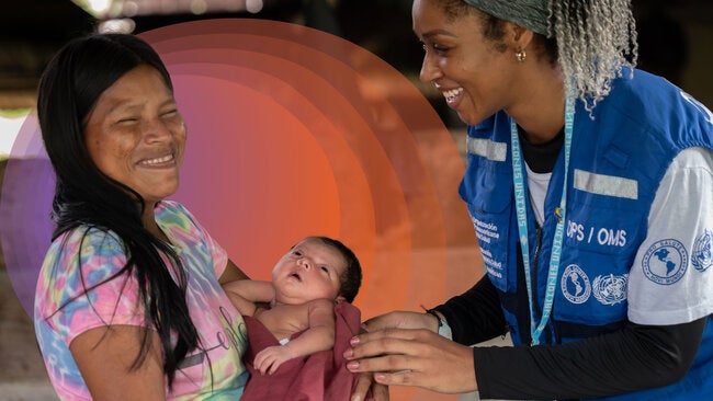 Trabajador de OPS trabajando en comunidades de zonas remotas.