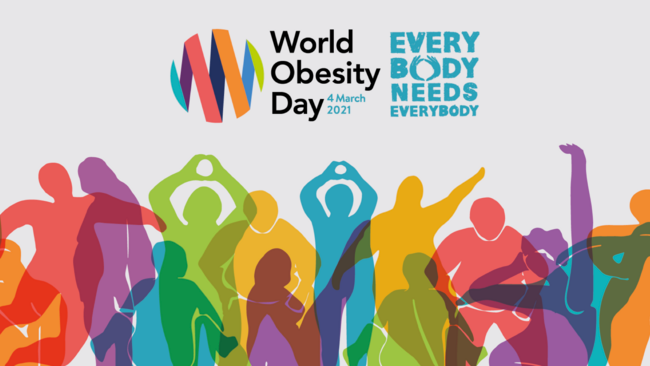 Ilustración rectangular compuesta por una serie de siluetas humanas de colores diversos, que representan a personas con obesidad o sobrepseo, en diferentes posturas. Encima de ella,  el icono del Día Mundial de la Obesidad en inglés.