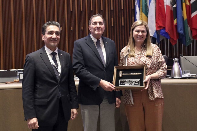 President of the 61st Board of Directors, Teresa Barán, receives recognition from Dr. Jarbas Barbosa at the end of the session.