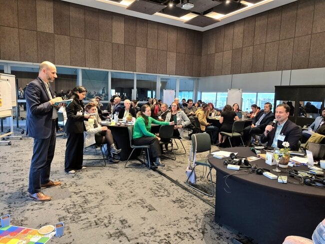 João Paulo Souza, director de BIREME, durante la presentación del TMGL en la Consulta Regional para la Priorización de la Investigación en TCIM en las Américas, recibe comentarios de los participantes.