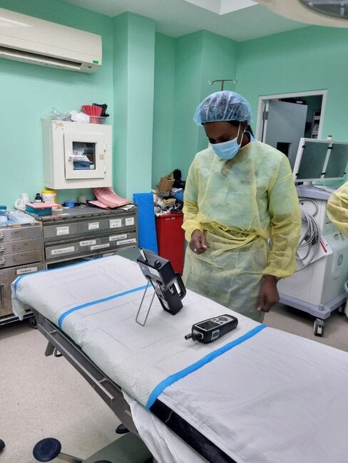 Medición de aire hospitalario en un hospital de Granada dentro de la asistencia técnica de la OPS.