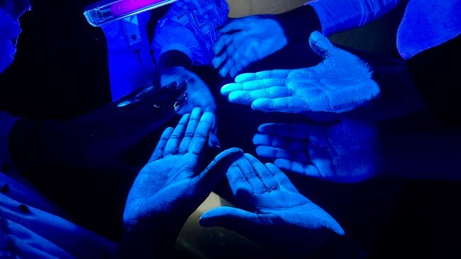 ""palmas de manos con infrarojos para detectar suciedad