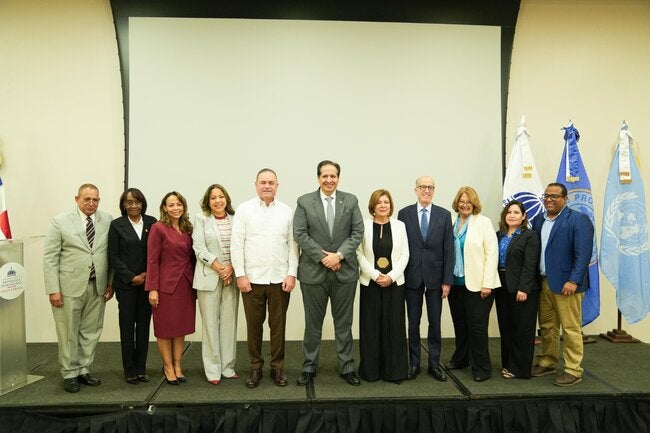 In the center of the image, Víctor Attallah, minister of Public Health.