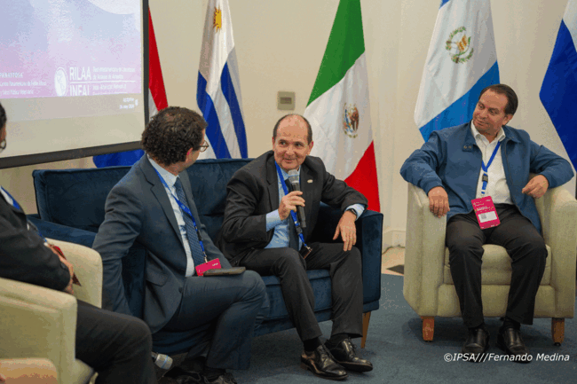 ""palestrantes de la 12 asamblea ordinaria de la rilaa en mesa de debate