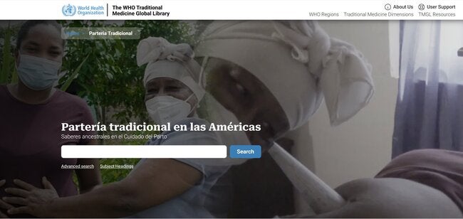 "Captura de pantalla de la página temática "Partería tradicional en las Américas", de la Biblioteca Mundial de Medicina Tradicional de la OMS, con mujeres acompañando un parto."