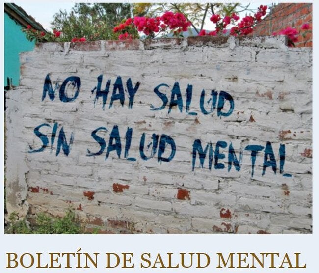 Muro de ladrillo encalado con la frase "No hay salud sin salud mental"