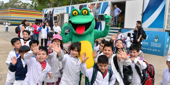 Mascota Dengadores posando con niños
