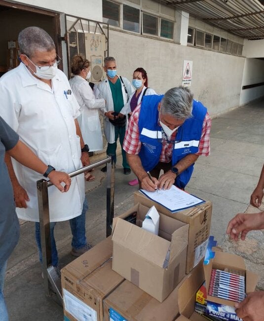 Entrega de mascarillas, termómetros y oxímetros en Hospital Faustino Pérez