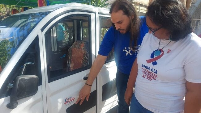 Donación de vehículos a servicio que apoya respuesta al VIH-sida en Cuba