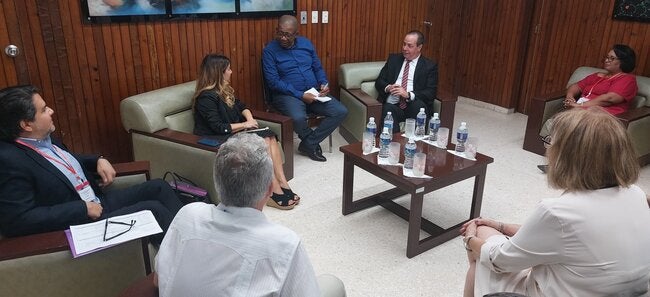 Encuentro entre experta de OMS y Ministro de Salud Pública